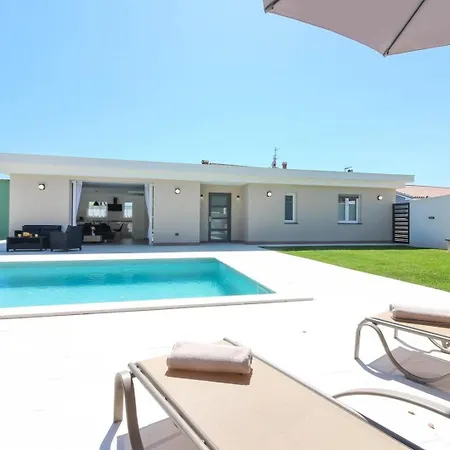 Ferienhaus Mit Privatpool Fuer 6 Personen Ca 130 Qm In Pula, Istrien Istrische Riviera *