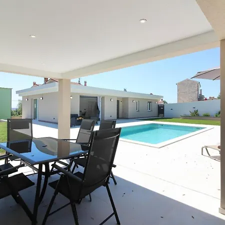 Ferienhaus Mit Privatpool Fuer 6 Personen Ca 130 Qm In Pula, Istrien Istrische Riviera Pula