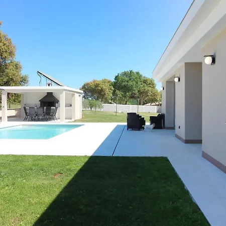 Ferienhaus Mit Privatpool Fuer 6 Personen Ca 130 Qm In Pula, Istrien Istrische Riviera * Pula